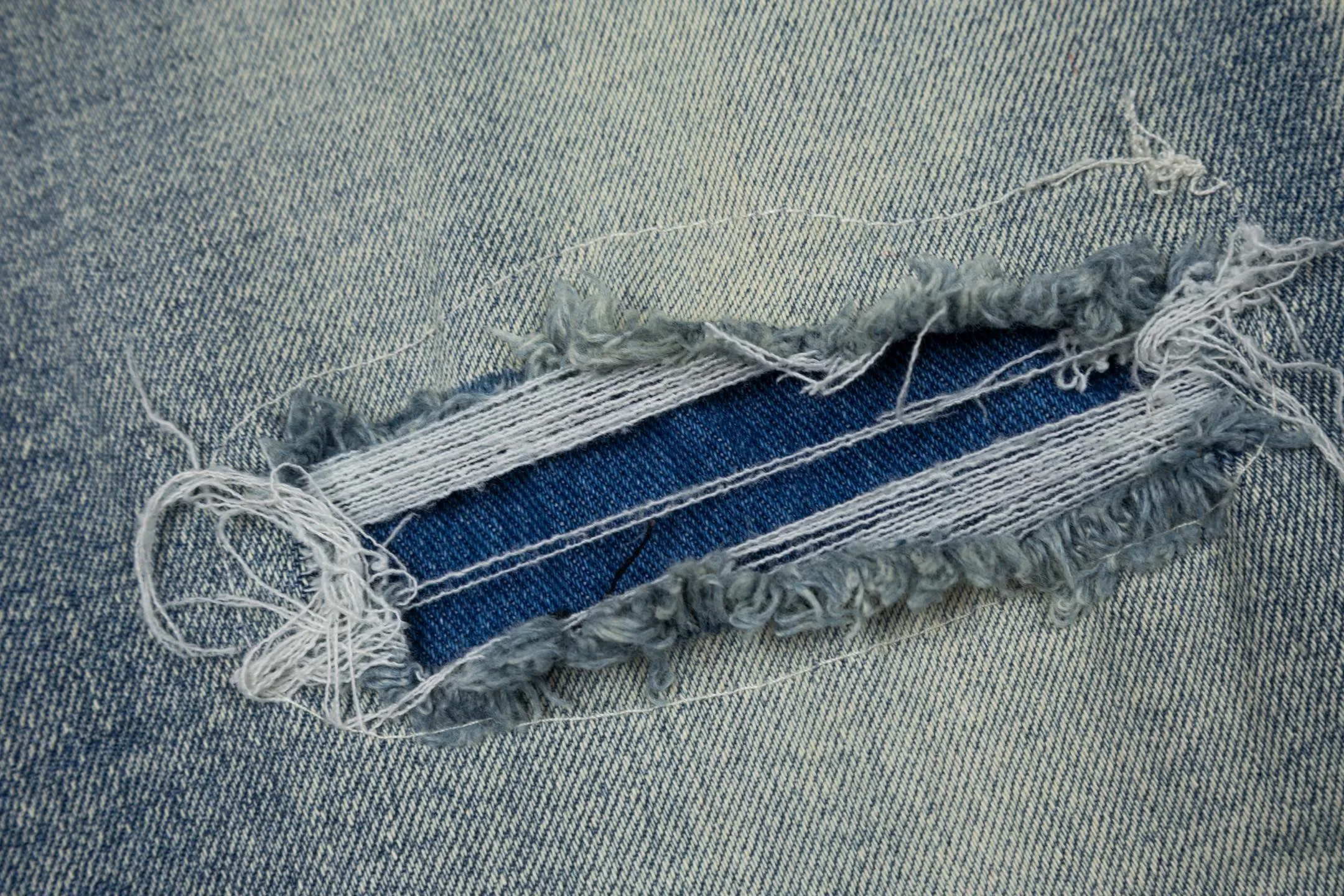 135 PURPLE BRAND 26New Arrival embroidered ripped jeans with top quality ink wash. Really restore the ultimate Vintage texture. Three-dimensional version. Loose and comfortable, not picky on the figure. Makes taller and slimmer. Factory Seiko. Original factory quality control. Same style for men and women. Can be matched with couples. Versatile recommendation. Must-have jeans for all seasons. Hipsters have been disappointed. From the quality selection of fabrics, the tailoring of details, and the matching of patterns, they are all impeccable! The upper body is so handsome when worn...it can be easily worn by men, women and children! The craftsmanship is made of heavy-duty washed pure cotton denim fabric. After washing, it is soft and thick. It is very stylish when worn on the body. Color: Blue Style number: # Size: 28 30 32 34 36